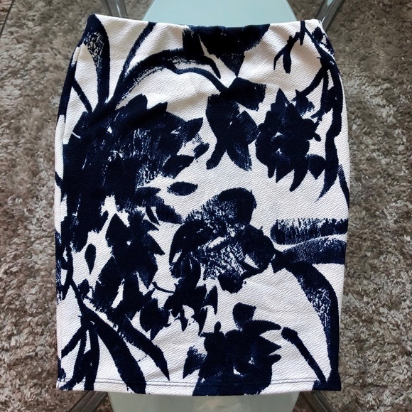 ✨ FUN ✨ Navy and White Print Skirt - Picture 1 of 3